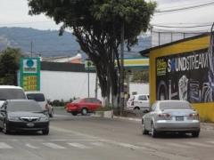 Gasolinera "Coinpesa" en la Mateo Flores.  Aquí, cruzamos a la derecha donde a 200 metros estará la meta.