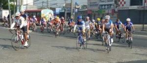 La Vuelta 2013 tocó la calzada San Juan, Roosevelt y Mateo Flores.  Foto: Byron Arriola.