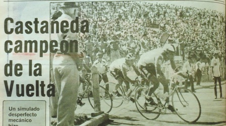 Punteando este pelotón, va Victor Manuel Castañeda entrando al estadio Mateo Flores el domingo 5 de diciembre de 1983, cuando se coronó Campeón de la edición 25 de la Vuelta a Guatemala.  (Fotos: Prensa Libre)