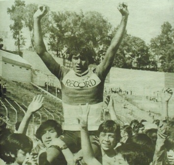 Victor Manuel Castañeda es cargado en hombros por la afición, luego de anunciarse que era el ganador de la Vuelta a Guatemala 1983.