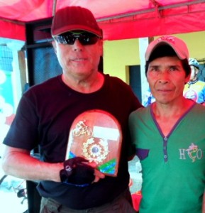 "LUPE" MONROY, a la derecha, junto a Hugo Polanco quien recibió un reconocimiento especial por su apoyo al ciclismo.